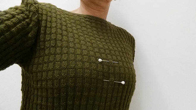 probiere aus in welcher Höhe der Ausschnitt anfangen soll ausschnitt stricken