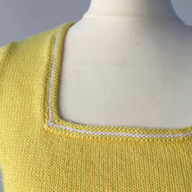 Für einen eckigen Ausschnitt kettest du alle Maschen an ausschnitt stricken