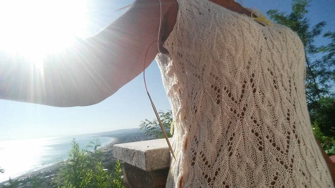 Stecke die Teile mit Stricknadeln grob zusammen, um sie anzuprobieren ausschnitt stricken