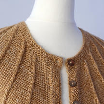 Einen Rundhalsausschnitt strickst du mit der Drittel-Regel ausschnitt stricken