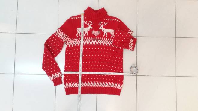 Messe die Weite und die Länge an einem Pullover, der dir besonders gut passt. maschenanschlag perfekte weite
