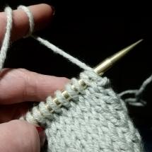 Letzte Masche links abgehoben, Faden nach vorne holen randmasche perfekt stricken