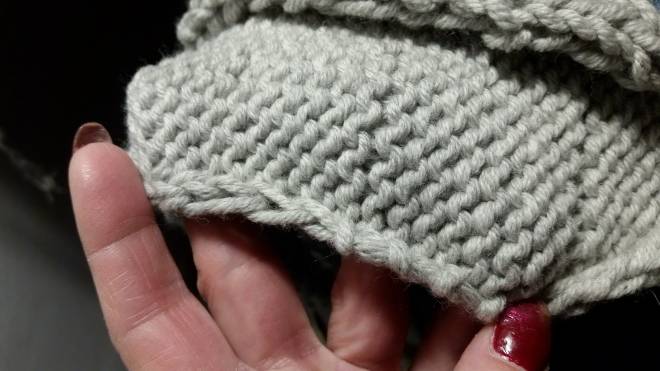 Kettrand und einfacher Knötchenrand randmasche perfekt stricken Bei der Kettrandmasche sind die Querfäden der einzelnen Reihen deutlicher von einander getrennt als beim Knötchenrand randmasche perfekt stricken