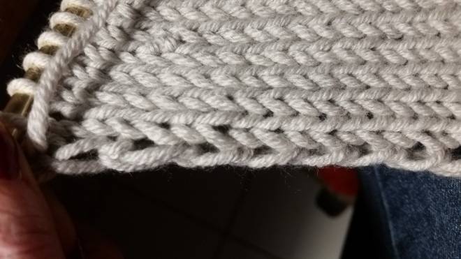 Kettrand an der linken Kante randmasche perfekt stricken Bei glatt rechts wird der Kettrand an der linken Kante ungleichmäßig randmasche perfekt stricken