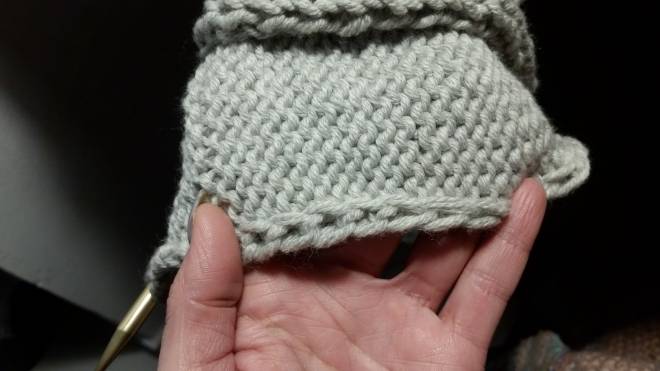 Kettrand mit rechten und verschränkten Maschen randmasche perfekt stricken Strickst du den Kettrand mit verschränkten Maschen kreuzen sich die Beinchen randmasche perfekt stricken