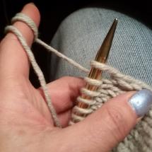 Der Arbeitsfaden ist hinter der Nadel zwischen der ersten und zweiten Masche randmasche perfekt stricken