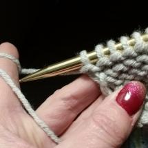 Faden vor der Nadel zum links stricken randmasche perfekt stricken