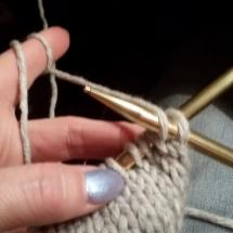 Strickst du die erste Masche links hast du eine Kettrandmasche randmasche perfekt stricken