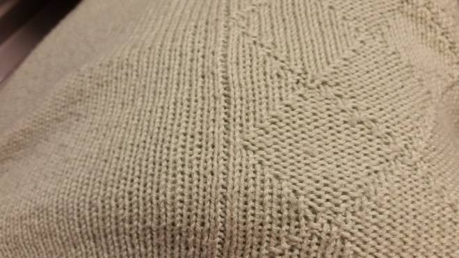 Naht bei glatt rechts randmasche perfekt stricken Versetzen der Naht um eine Masche nach innen randmasche perfekt stricken