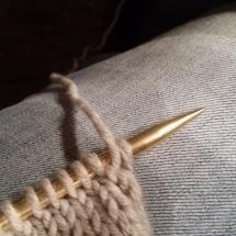 Der Faden ist vor der Nadel zwischen der ersten und zweiten Masche randmasche perfekt stricken