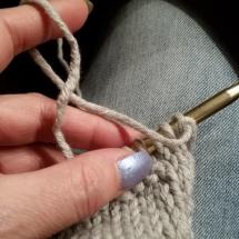 Nach dem Wenden ist der Faden vor der Nadel am Anfang der Reihe randmasche perfekt stricken