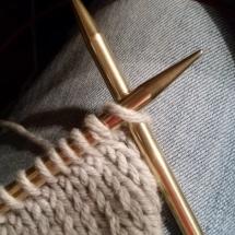 In die erste Masche von vorne nach hinten einstechen - rechts stricken randmasche perfekt stricken