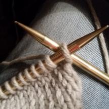 In die erste Maschen von hinten einstechen - rechts verschränkt stricken randmasche perfekt stricken