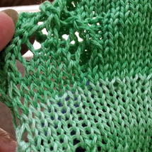 Hast du Vorder- und Rückenteil mit Maschenstich verbunden, bekommst du eine unsichtbare Naht schulterschraege stricken