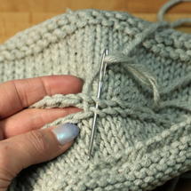 gehe durch die Abkettmaschen ein zweites Mal gegenläufig in die andere Richtung schulterschraege stricken