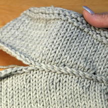 Nach zwei Durchgängen ist die Naht sichtbar aber ganz flach und trägt nicht auf.  schulterschraege stricken