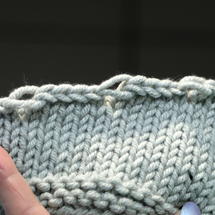 Kettest du die Schräge ab und hebst die Maschen ab, bekommst du große Maschen am Übergang schulterschraege stricken