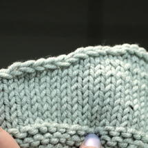 Abkettkante an der die großen Maschen korrigiert wurden schulterschraege stricken