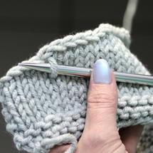 Du gleichst die Maschengröße aus, indem du den überschüssigen Faden weiterziehst. schulterschraege stricken