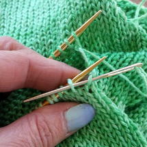 Verbinde die Schulternaht mit Maschenstich schulterschraege stricken