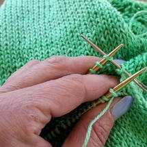 Du musst durch jede Masche zweimal durch schulterschraege stricken