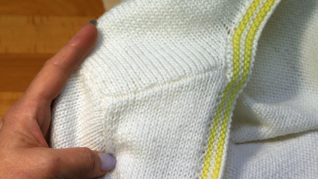 Du kannst auch die abgekettete Schulternaht mit Maschenstich verbinden schulterschraege stricken