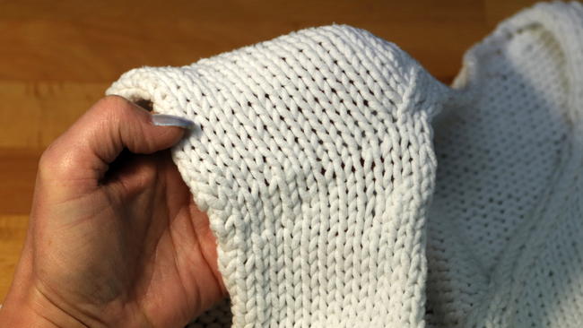 Nähst du die Schulter mit Maschenstich zusammen, bekommst du eine unsichtbare Naht schulterschraege stricken